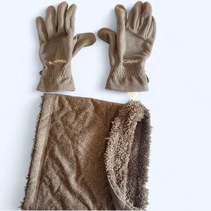 Grey Columbia fleece lined gloves and scarf set #outdooraccessories